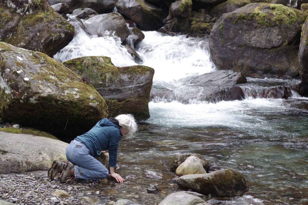 Femme dans la rivière